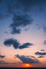 夕陽の地平線に浮かぶちぎれ雲