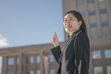 青空とビジネスウーマン