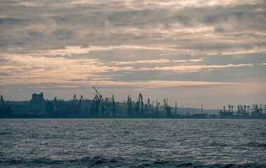 Naklejka premium smoke after the explosion in the seaport war in Ukraine