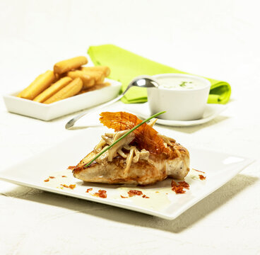 pollo con salsa de roquefort y guarnicion de setas con jamon crujiente 