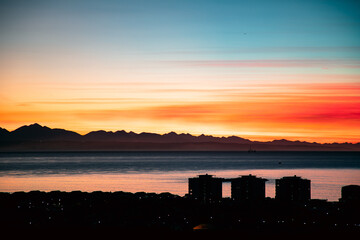 Fototapeta premium sunset over the coastal city