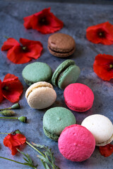 leckere bunte Macarons mit Klatchmon Blüten