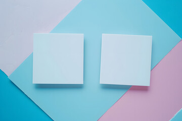 ブルーとピンクの背景とメモ、コピースペースあり