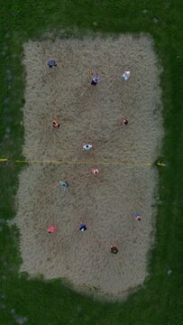 Ludzie grający w siatk&oacute;wkę plażową, widok z drona.