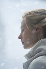 女, 女性, 横顔, 切ない, 悲しみ, 考える, 見つめる女性, 考える女性, 雪, 冬, 雪原, woman, female, profile, sad, sadness, thinking, gazing woman, thinking woman, snow, winter, snowfield