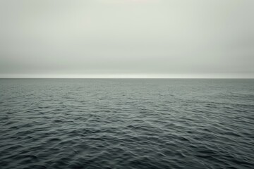 Obraz premium Serene ocean horizon under overcast skies