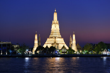 Naklejka premium Wat Arun Temple at sunset in bangkok Thailand. Wat Arun is a Buddhist temple in Bangkok Yai district of Bangkok, Thailand