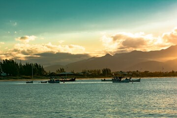 Barcos na enseada