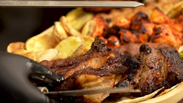 The process of preparing juicy pork kebab .