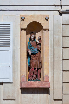 Statue of the Madonna and child in Cr&eacute;py en Valois