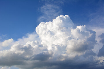 Obraz premium a stormy cloud with the dark blue sky wallpaper