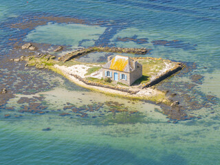 maison sur un ilot rocheux en vue aérienne en Bretagne, bien public , saint cado dans le Morbihan