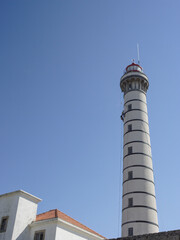 Obraz premium Lighthouse maintenance by professional climbers