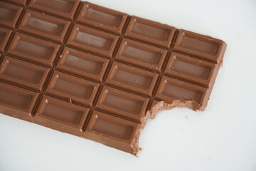 ひとくちかじった板チョコのアップ
