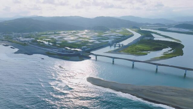 晴天の仁淀川河口大橋のドローン空撮。高知県高知市