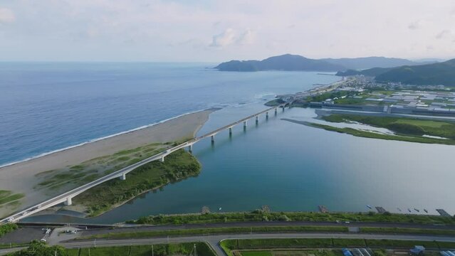 晴天の仁淀川河口大橋のドローン空撮。高知県高知市