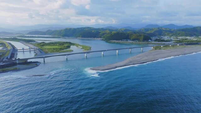 晴天の仁淀川河口大橋のドローン空撮。高知県高知市