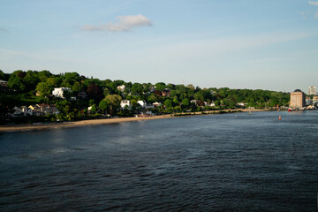 Obraz premium Am Elbufer kurz hinter dem Hamburger Hafen