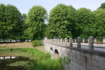 Brücke im Schlosspark von Schloss Ahrensburg in Schleswig-Holstein