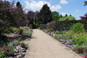 Gartenweg mit Blumen im Arboretum Ellerhoop-Thiensen,