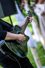 Ein Gitarrenspieler aus der Nähe mit seiner Gitarre in der Hand.