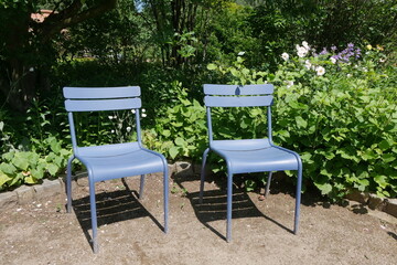 Fototapeta premium Blaue Stühle im Garten