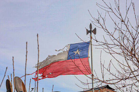 vieja bandera de chile flameando