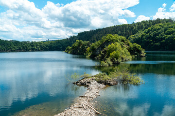 Obraz premium Blick auf die Urft und Burg Vogelsang im Nationalpark Eifel im Sommer - Urftsee 