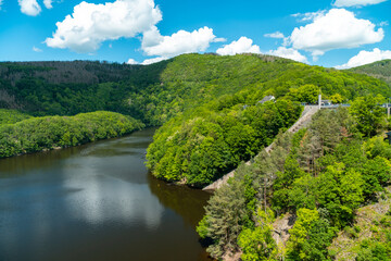 Blick auf die Urfttalsperre mit Obersee vom Rursee und Urft im Nationalpark Eifel im Sommer	