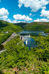 Fototapeta premium Blick auf die Urfttalsperre mit Obersee vom Rursee und Urft im Nationalpark Eifel im Sommer 