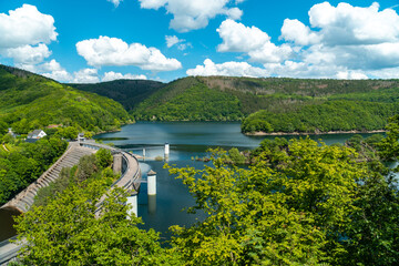Blick auf die Urfttalsperre mit Obersee vom Rursee und Urft im Nationalpark Eifel im Sommer	