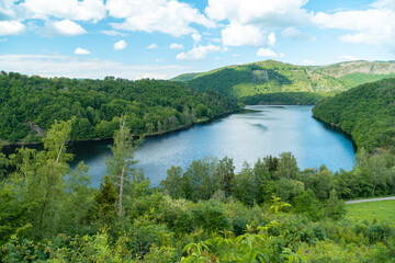 Fototapeta premium Der Obersee des Rursees in der Eifel im Sommer in der Nähe Rurberg