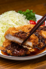 サクサクの豚カツを箸で持ち上げる