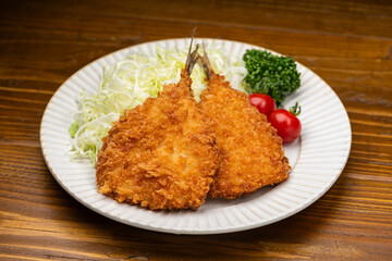 白い皿にサクサクのアジフライと千切りキャベツ