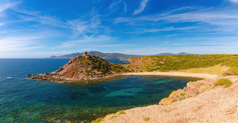 Obraz premium Playa de Porto Ferro en la costa noroeste de Cerdeña, Italia. La imagen muestra una bahía con aguas cristalinas, rodeada de colinas verdes y rocas. Una torre antigua se encuentra en una colina 