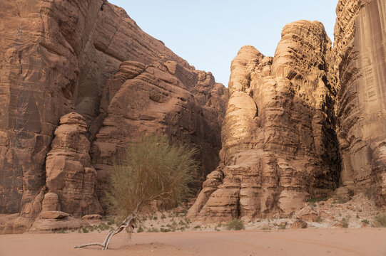 Paisaje desertico con barrancos y monta&ntilde;oso en Wadi Rum, Jordania.