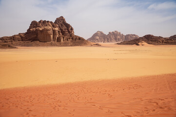 Paisaje desertico con dunas y montañas en Wadi Rum, Jordania.