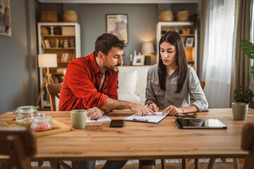 Fototapeta premium woman financial adviser explain the insurance policy to the men client