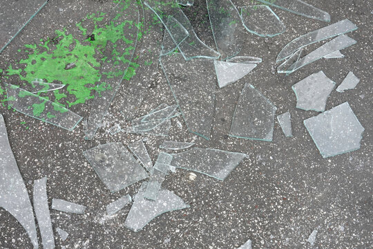 Bris de verre au sol sur le trottoir