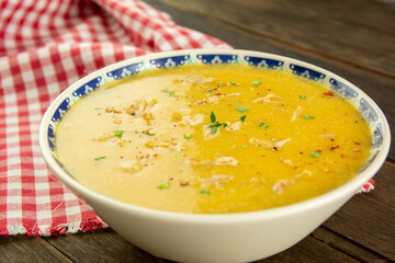 Caldo de mandioca com frango desfiado, ervas frescas e pimenta calabresa