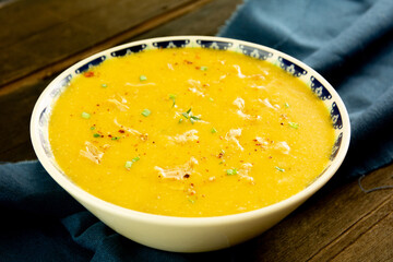 Caldo de mandioca com frango desfiado, ervas frescas e pimenta calabresa