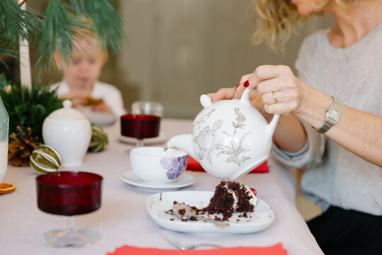 A pouring tea into the cup