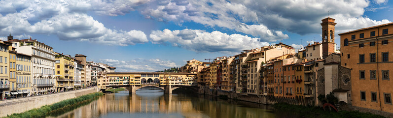 Obraz premium View of the river arno