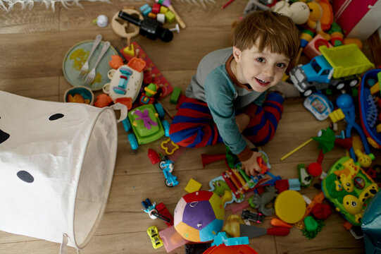 the child spread the toys at home
