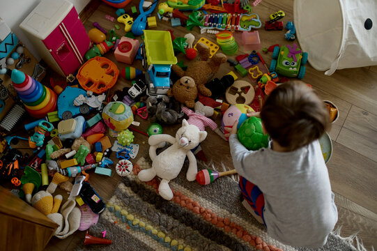the child spread the toys at home