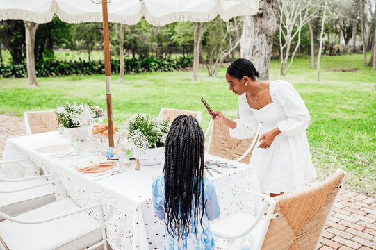 Outdoor tablescape worthy of a good photo 