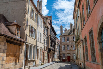 Fototapeta premium Façades colorées de vieilles maisons médiévales dans une rue de Moulins, France, ville historique située dans le département français de l'Allier, en région Auvergne Rhône-Alpes