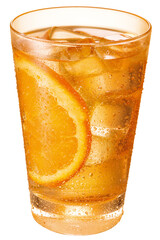 copo com refrigerante de guaraná com rodela de laranja e pedras de gelo isolado em fundo...