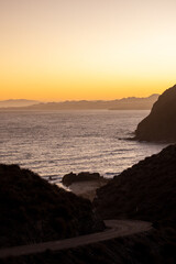 Mar entre montañas y camino