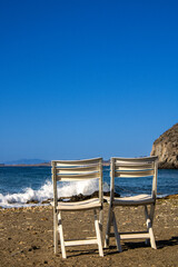 Sillas mirando al mar 